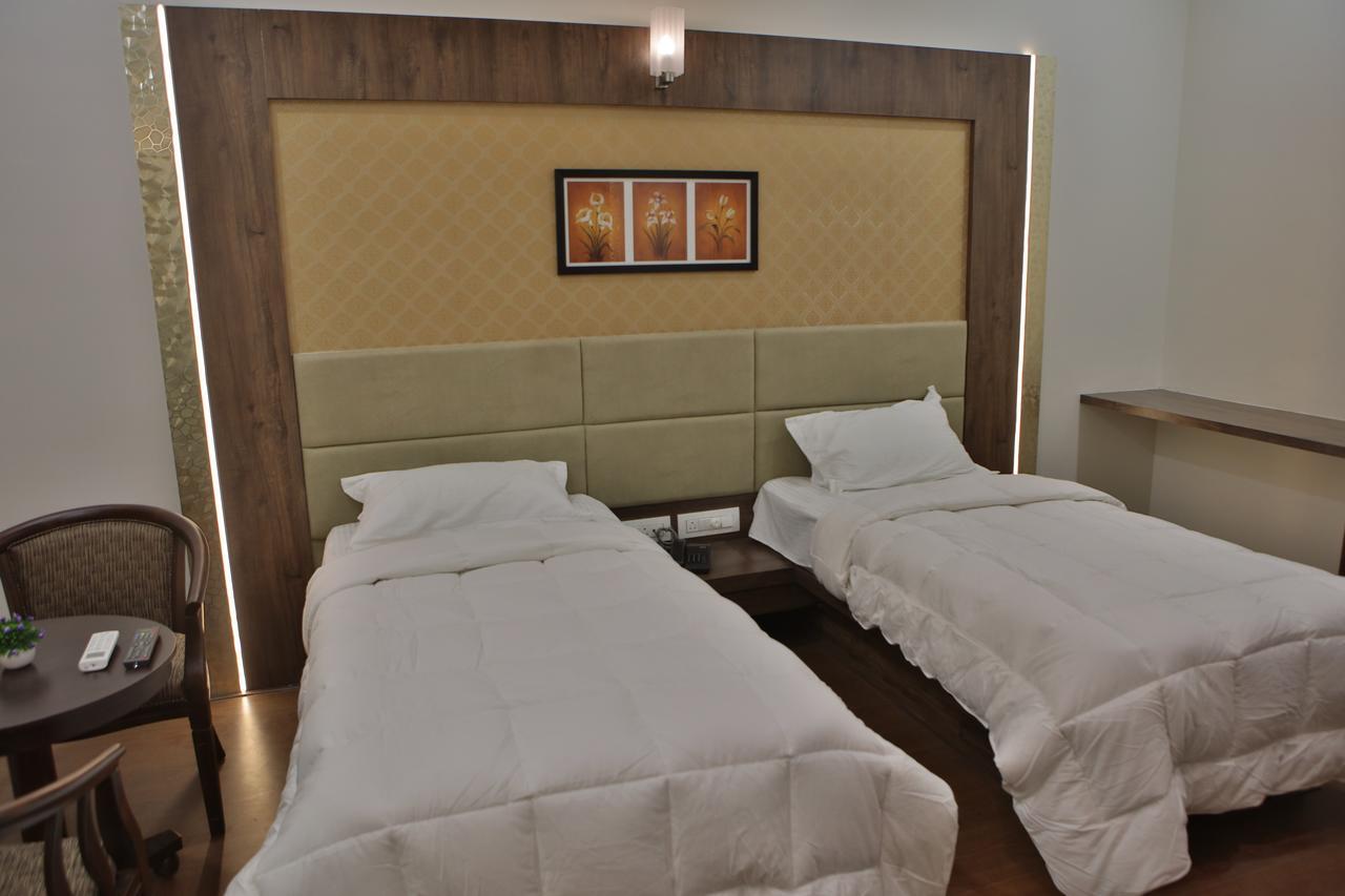 Hotel K P Pride ジャルガオン エクステリア 写真